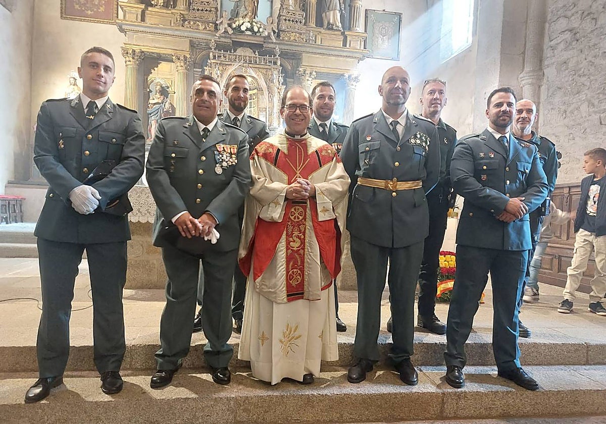 Los agentes de la Benemérita junto al parróco de la localidad, Alfredo Fernández.