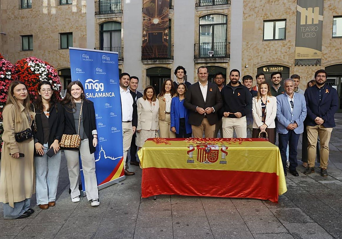 Dirigentes del PP e integrantes de Nuevas Generaciones en el acto con motivo del Día de la Hispanidad.
