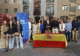 Dirigentes del PP e integrantes de Nuevas Generaciones en el acto con motivo del Día de la Hispanidad.