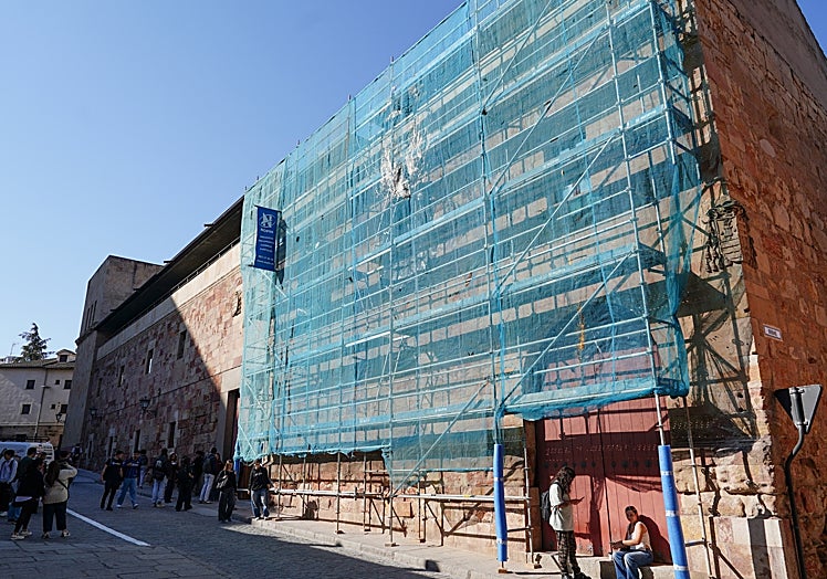 Andamios en la fachada de la calle Cervantes.