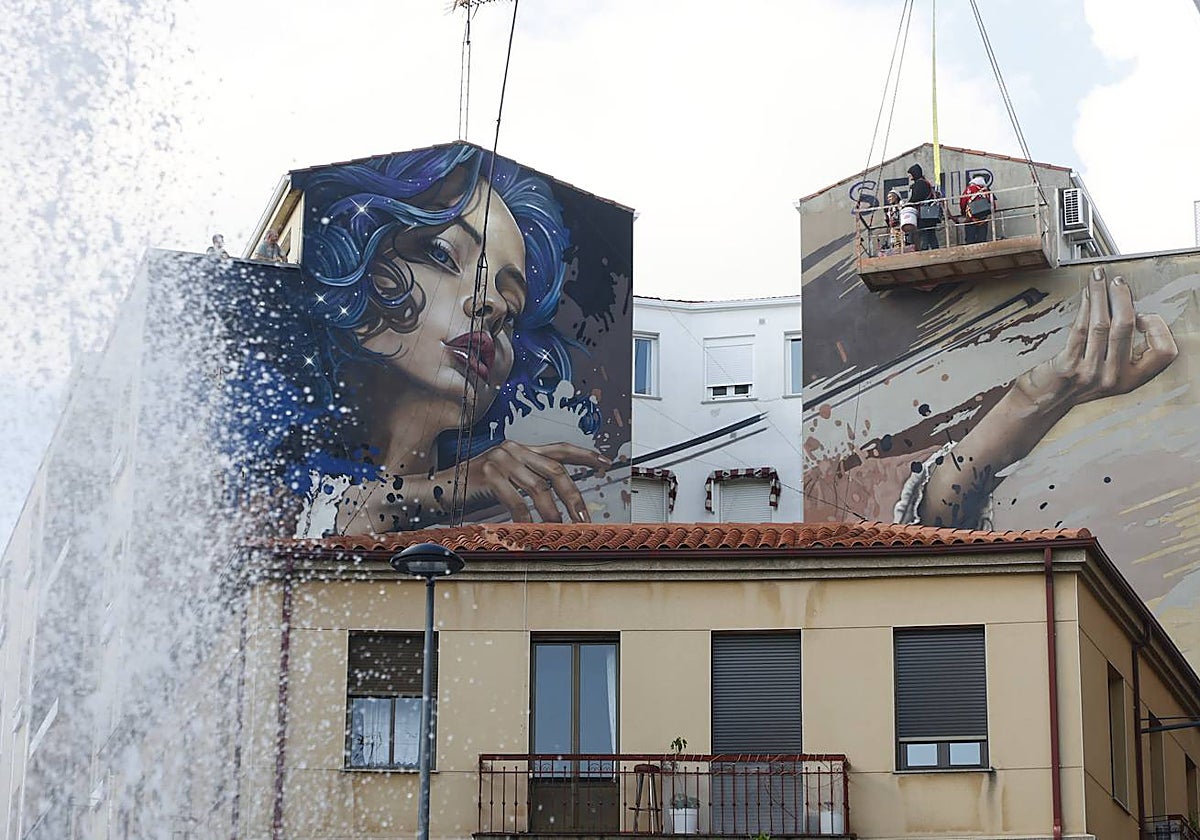 La obra del madrileño Sfhir, elegido el mejor muralistas del mundo en 2023, en el barrio del Oeste.