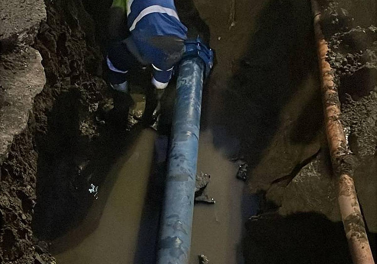 Operarios trabajan en la avería.