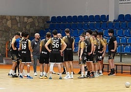 La falta de acierto en las dos áreas condena al BM Salamanca en Cantabria (34-31)