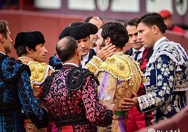Morante de la Puebla, rodeado de todos los toreros en Las Ventas.