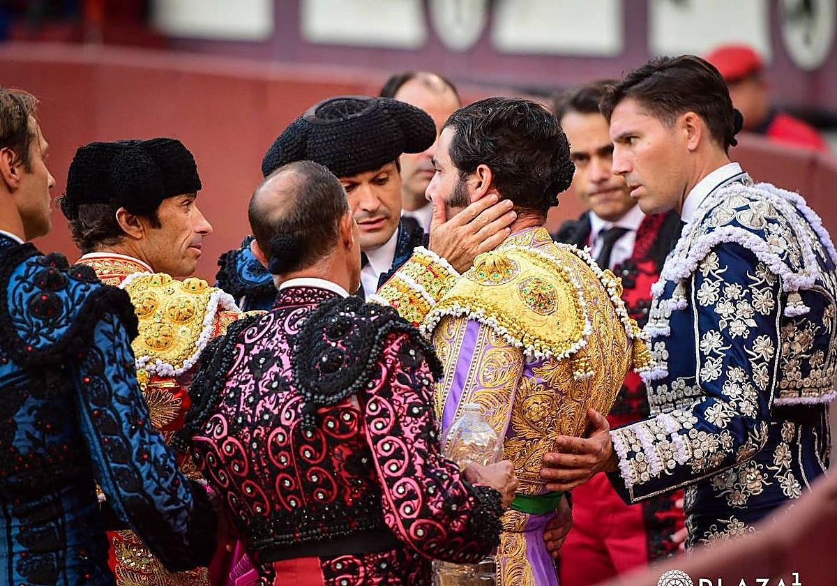 Morante de la Puebla, rodeado de todos los toreros en Las Ventas.