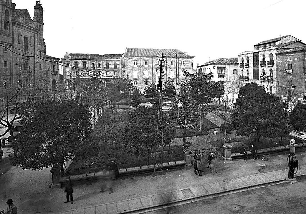 Desde la izquierda, la iglesia del Carmen, la casa de María la Brava, el banco de Matías Blanco Cobaleda, la casa de los Hidalgos, la de los Sánchez Fabrés, el edificio donde nació en 1925 Carmen Martín Gaite y el palacio de Garci Grande.