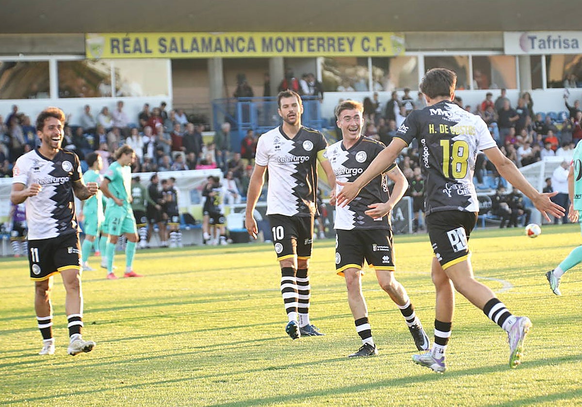 Hugo de Bustos alza sus brazos para celebrar su diana ante el Mérida con el resto de los compañeros.