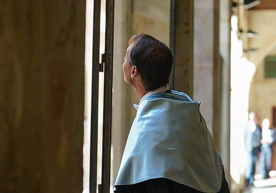Rafa Nadal observa la secuoya del claustro el día de su investidura como 'doctor honoris causa'.