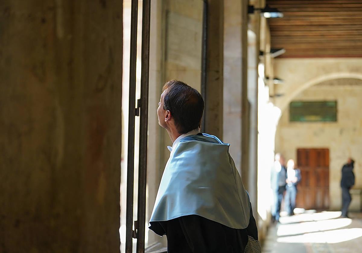 Rafa Nadal observa la secuoya del claustro el día de su investidura como 'doctor honoris causa'.