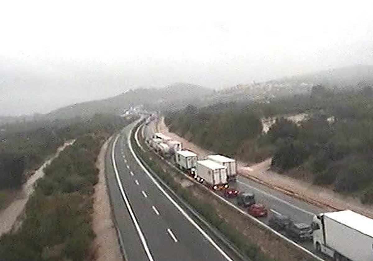 Cortada la AP-7 entre Freginals y Ulldecona (Tarragona) en ambos sentidos por inundaciones.