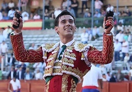 Ismael Martín con el doblarme trofeo de un toro de Vellosino en La Glorieta la pasada Feria.