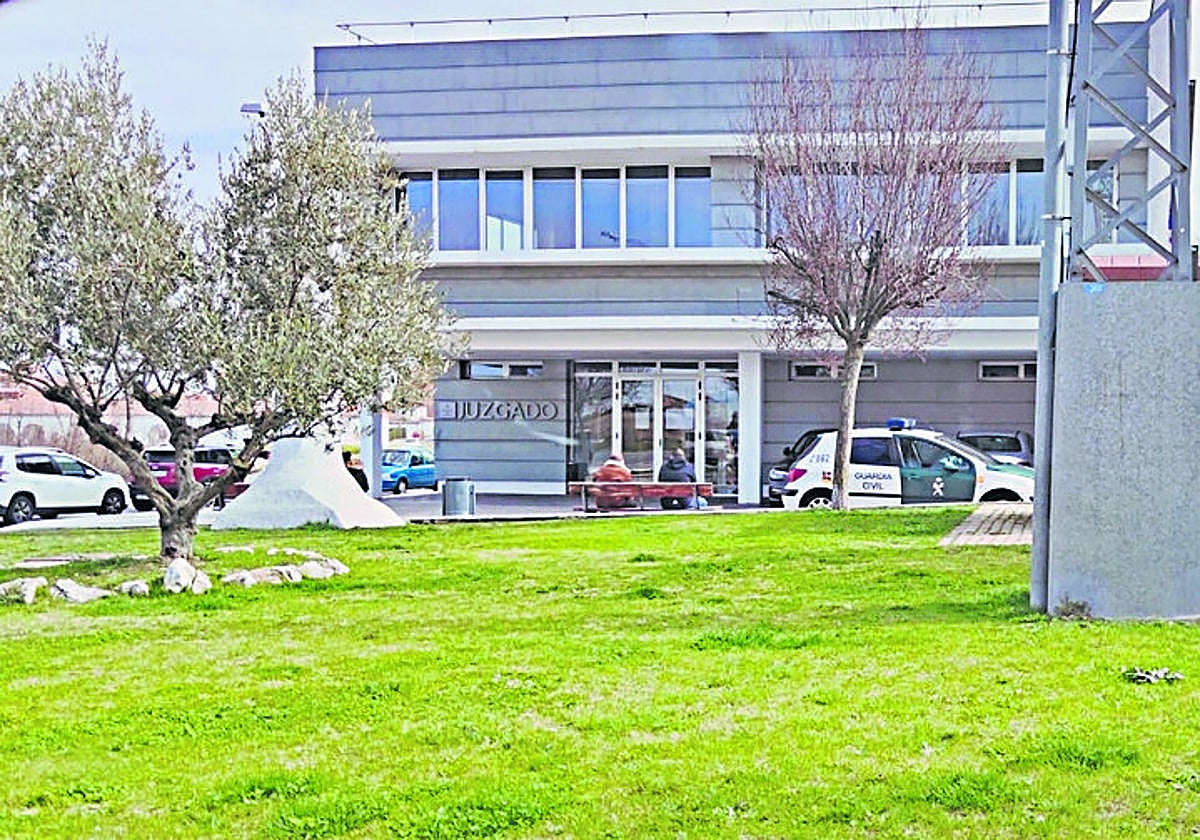 Una patrulla de la Guardia Civil en el Juzgado de Peñaranda.