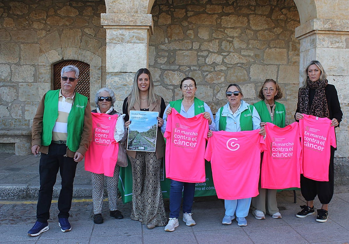 Representantes de AECC Ciudad Rodrigo y del Ayuntamiento.