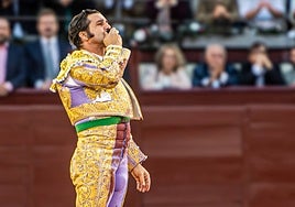 Morante de la Puebla, con el añadido de la mano despidiéndose de Madrid.