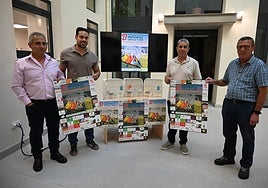 El edil Víctor Gómez junto con integrantes de la asociación