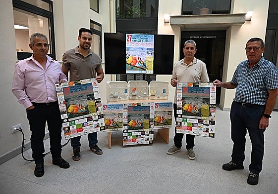 El edil Víctor Gómez junto con integrantes de la asociación