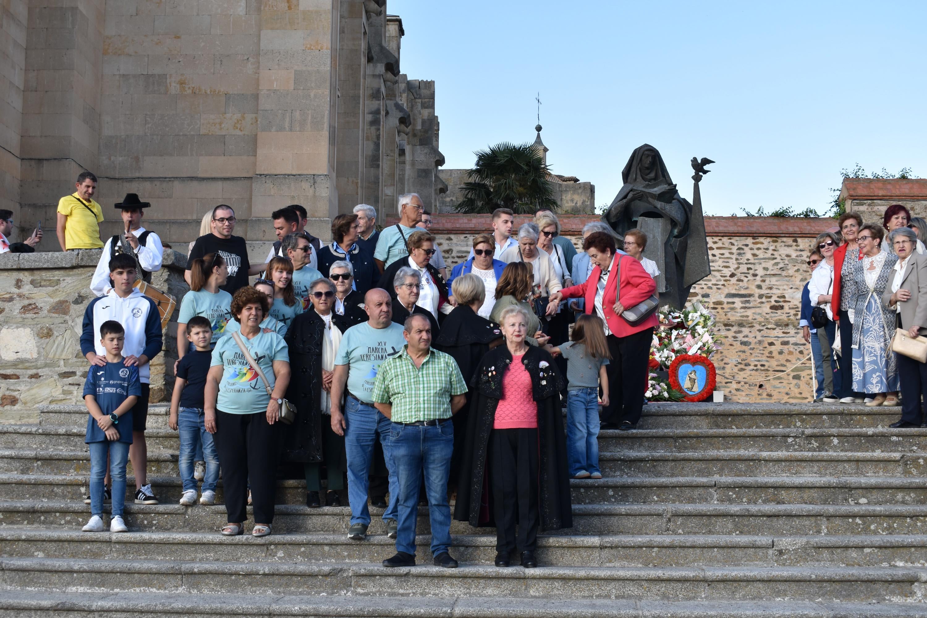 La ofrenda floral y el chupinazo dan color al arranque festivo en Alba de Tormes