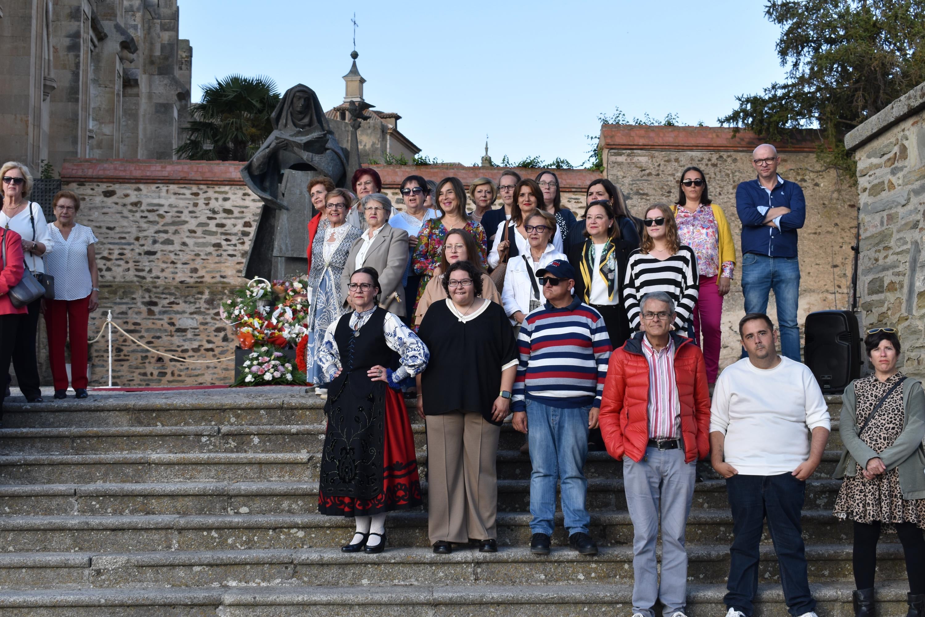 La ofrenda floral y el chupinazo dan color al arranque festivo en Alba de Tormes