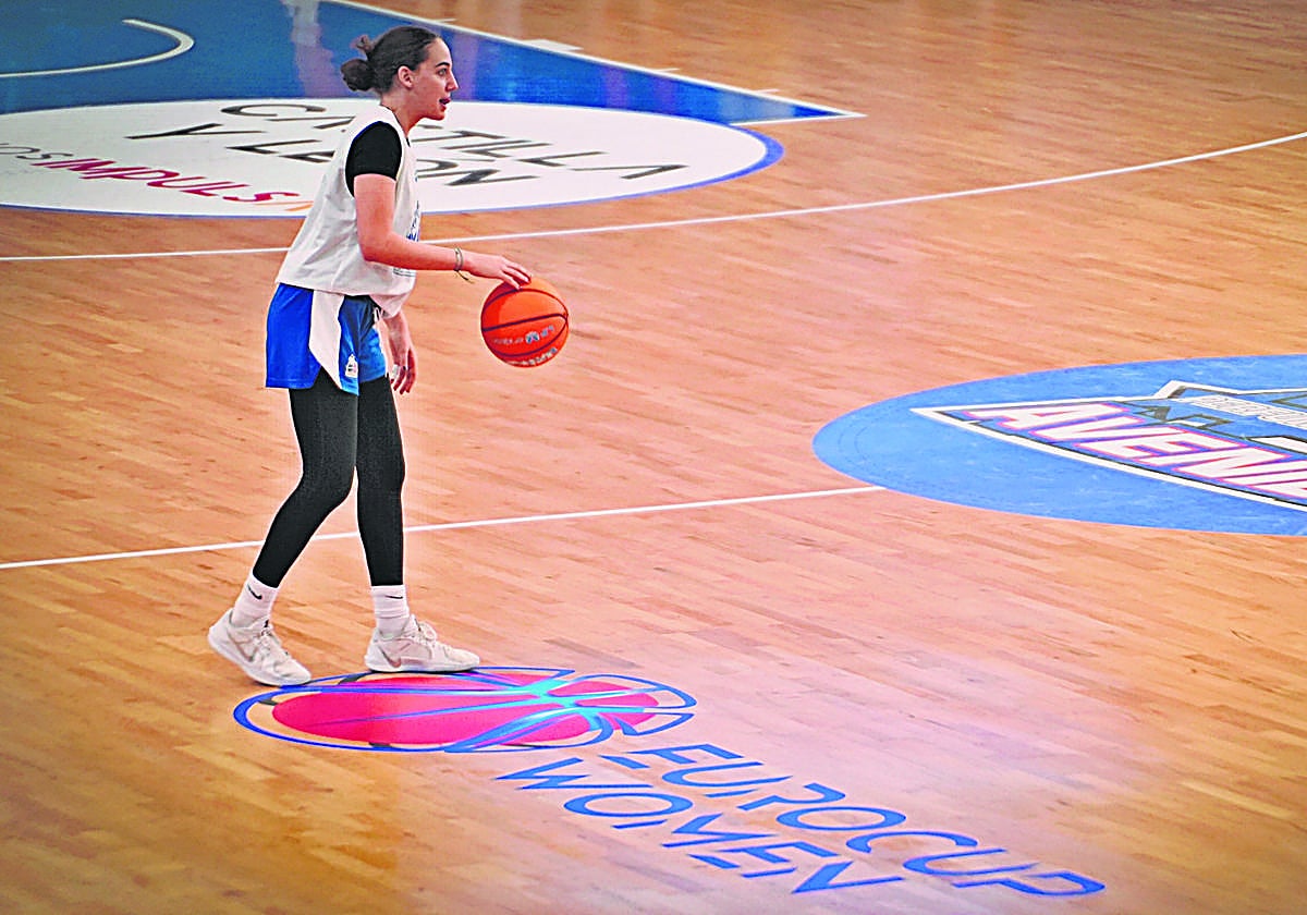 Iyana Martín entrenando sobre el parqué del Würzburg Silvia Domínguez, ya preparado para acoger su primer choque en Eurocup del curso.