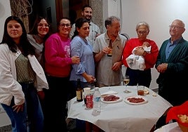 Amigos y familiares han acompañado a Santiago y Mercedes (centro) en su despedida como panaderos.