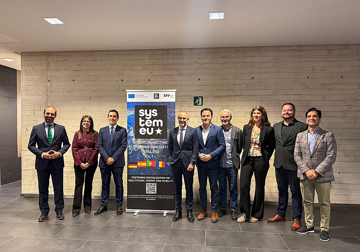 Óscar Lorenzo, delegado de Transferencia de la Universidad; Teresa Jiménez, gerente del Parque Científico; Federico Bueno, vicerrector de Transferencia; Mariano Muñoz, director general de Industria de la Junta; Pedro Martínez, concejal de Promoción Económica; Klaus Sailer, director en Strascheg Center for Entrepreneurship (SCE); Pavlina Vujović, jefa de Internacionalización en SCE; Moritz Hoffmann, jefe de desarrollo de ecosistemas en SCE y Emilio Corchado, CEO y cofundador de Startup Olé en la inauguración de SystemEU en el Parque Científico.