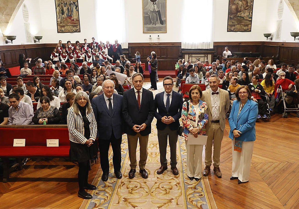 El acto contó con la presencia de Eva María Picado, diputada de Bienestar Social, Enrique Cabero, presidente del Consejo Económico y Social de Castilla y León; de Carlos García Carbayo, alcalde de Salamanca; de Juan Manuel Corchado, rector de la USAL; Rosa López, subdelegada del Gobierno; José Ángel Gallego técnico de la Universidad e Isabel Martínez Lozano, directora de programas de universidades de la ONCE.