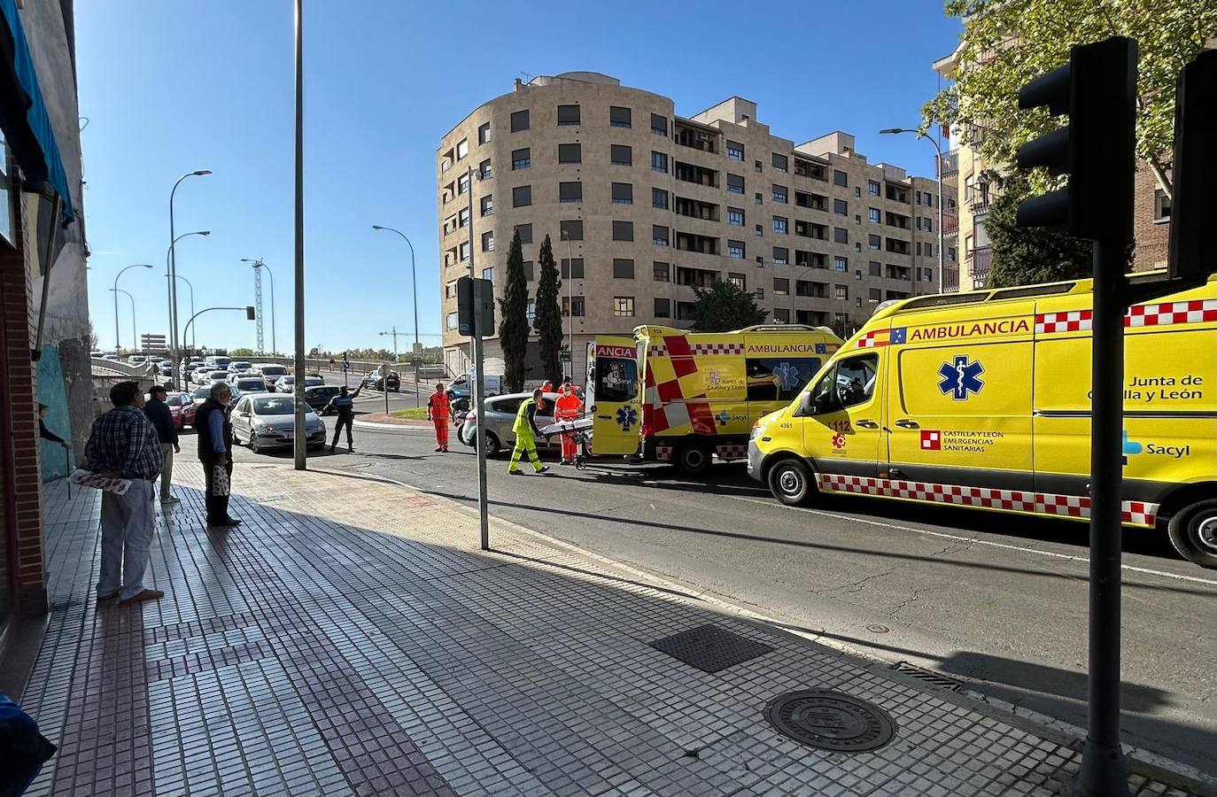 Imagen secundaria 1 - Una mujer herida en una colisión entre dos coches en la avenida de los Cipreses