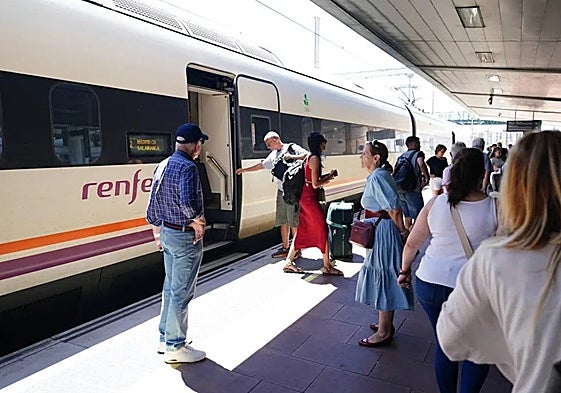 Pasajeros en el Alvia que conecta Madrid con Salamanca.