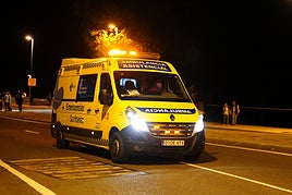 Trasladado al Hospital un conductor de 25 años tras caerse de su moto en la calle Méjico