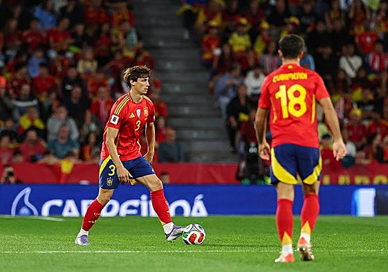 Le Normand controla el cuero delante de Zubimendi.