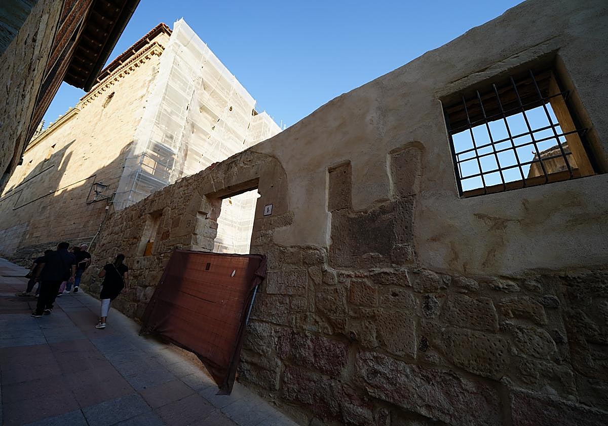 Imagen del muro reconstruido de la calle Tentenecio.