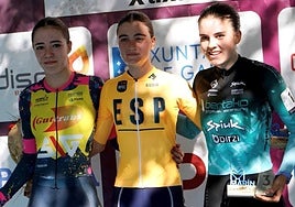 Carla Bañuls en el centro del podio femenino de la prueba.