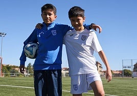 Ali Reza Mahmoodi, portando el balón, y Mohammad Reza Mahmoodi posan en los campos de La Salud.