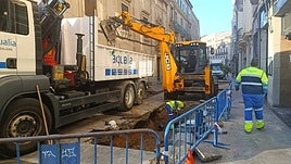 Un reventón en la calle Azafranal deja sin agua a los vecinos hasta las 14.30 horas