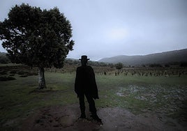 Una silueta que representa la figura del western 'El bueno, el feo y el malo', en el cementerio de Sad Hill, en una foto de archivo de Europa Press.