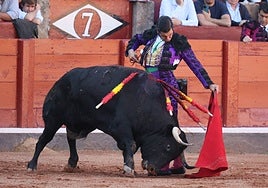Cambio de mano de Morante a Almendrito, de Olga Jiménez, en el inicio de la última faena de Morante en La Glorieta.