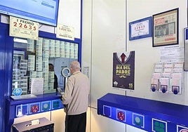 Un hombre compra lotería en una Administración de Lotería, archivo.