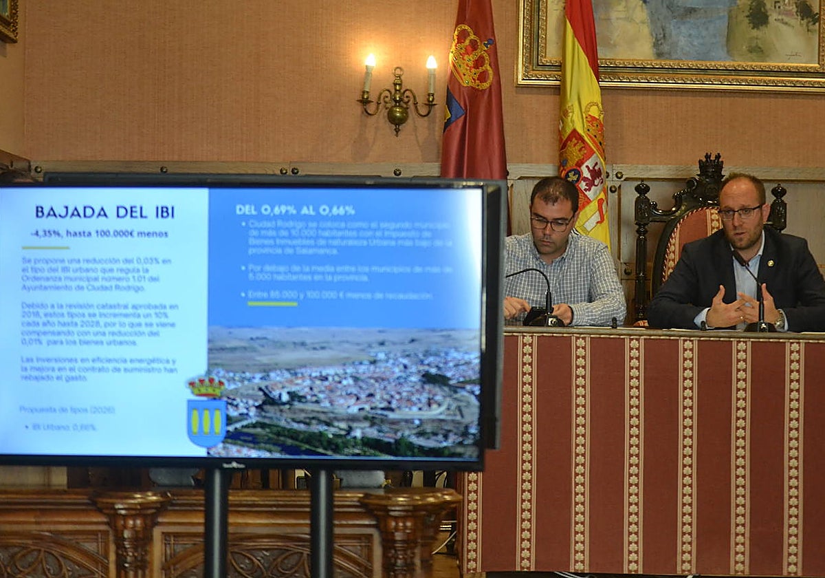 El concejal Rodrigo Toribio y el alcalde Marcos Iglesias durante la rueda de prensa