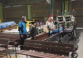 La edil de Obras, Parques y Jardines, Marta Labrador, con el mobiliario nuevo.