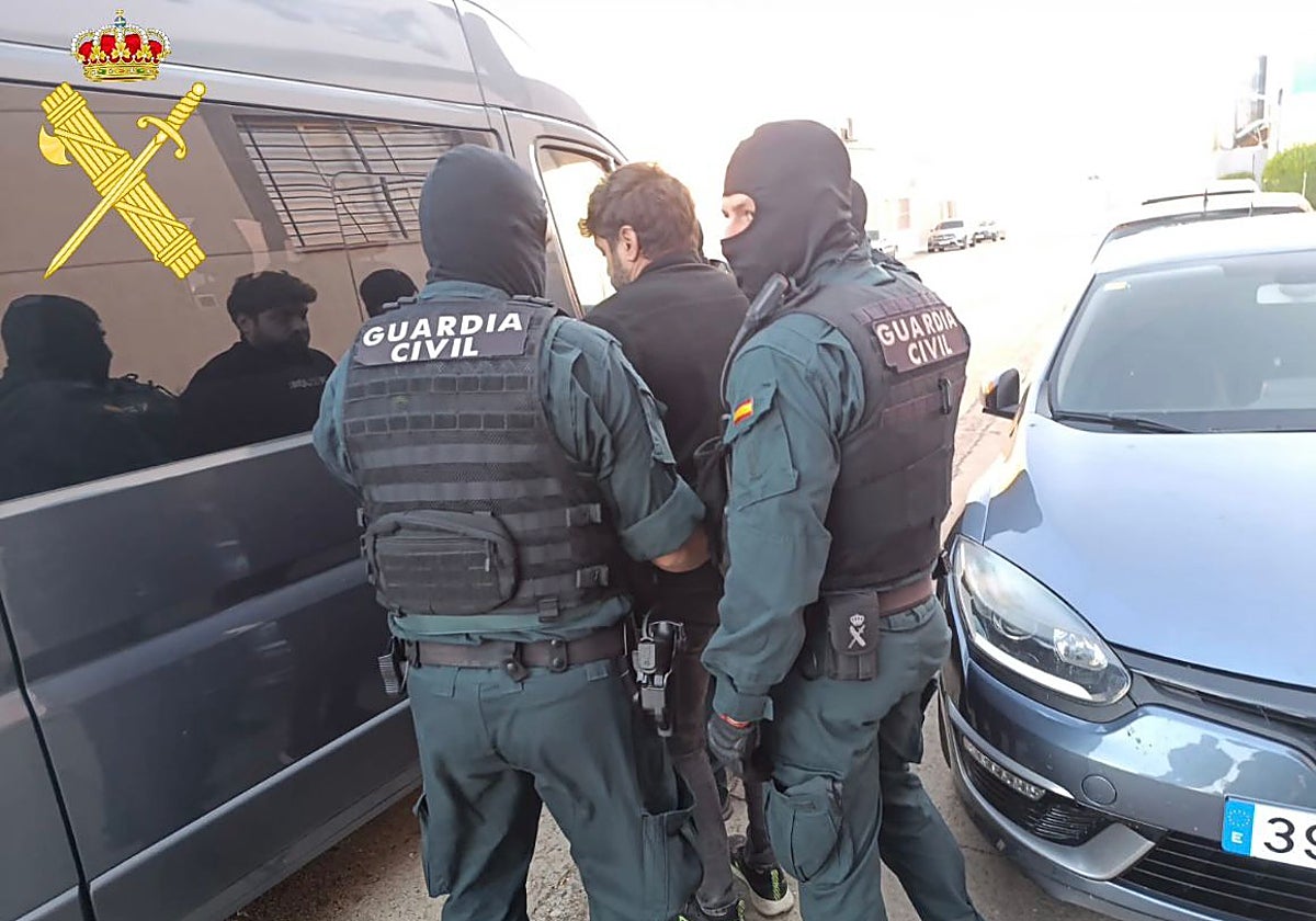 Traslado del empresario tras su detención en Villares.