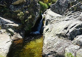 Una imagen del pequeño desfiladero en el que el agua se desliza con fuerza.