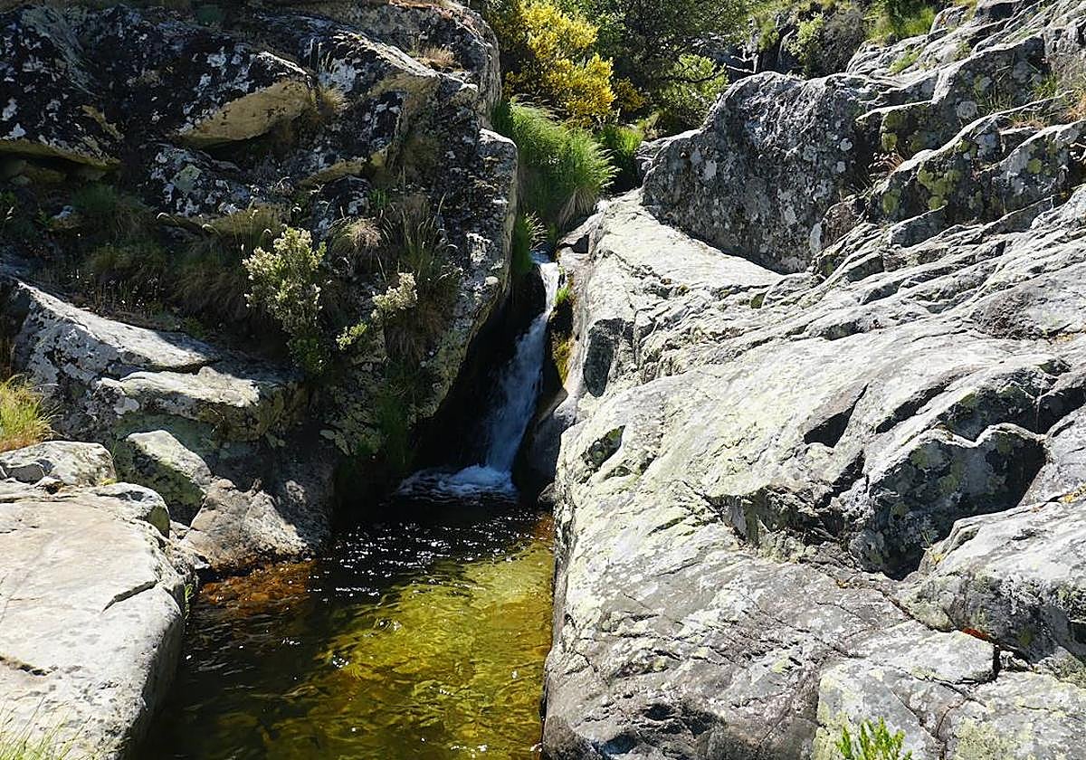 Una imagen del pequeño desfiladero en el que el agua se desliza con fuerza.