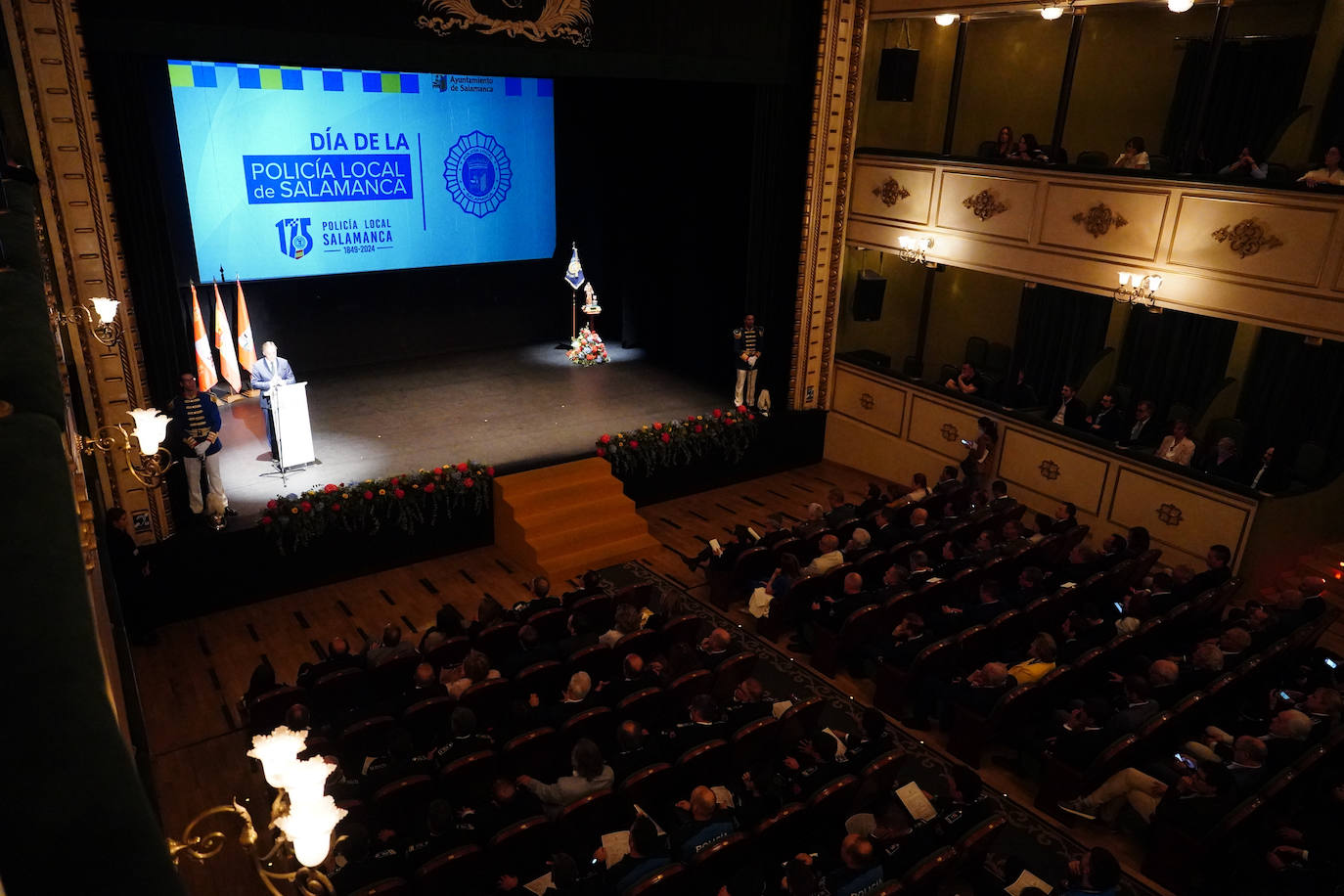 Homenaje a los que velan por la paz y el orden de la ciudad
