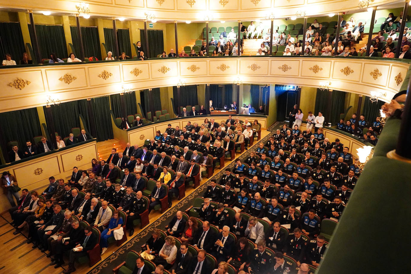 Homenaje a los que velan por la paz y el orden de la ciudad