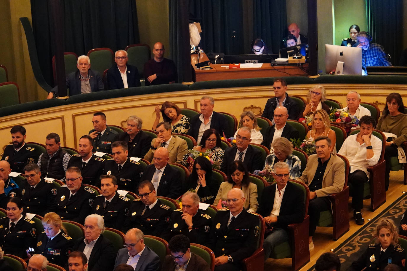 Homenaje a los que velan por la paz y el orden de la ciudad