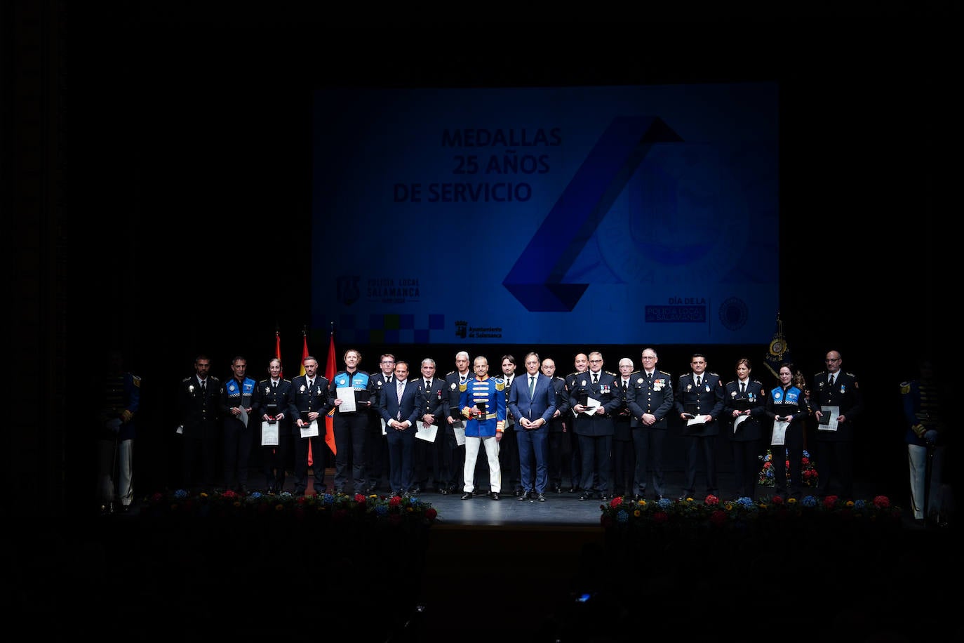 Homenaje a los que velan por la paz y el orden de la ciudad