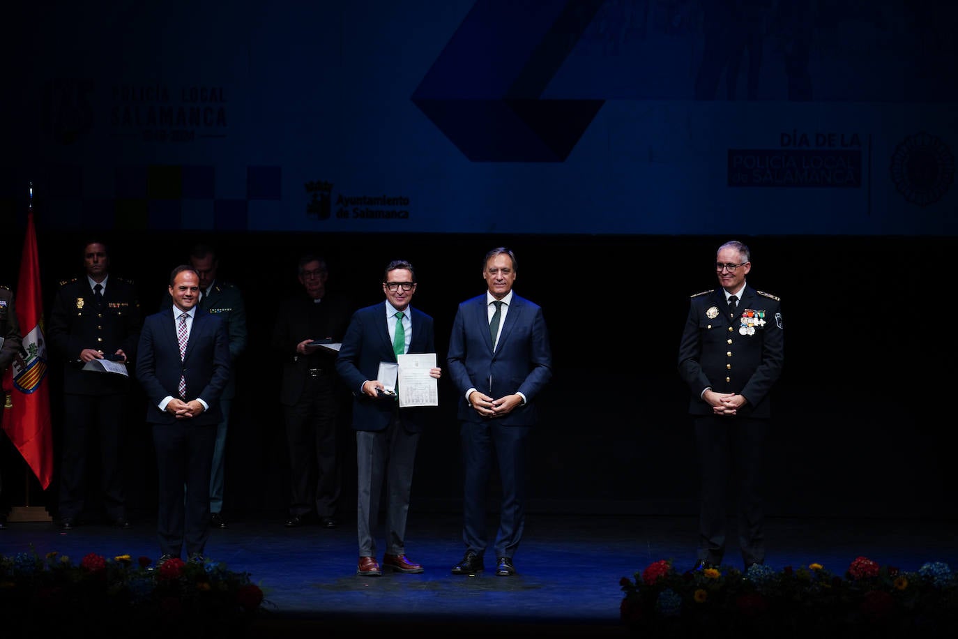 Homenaje a los que velan por la paz y el orden de la ciudad