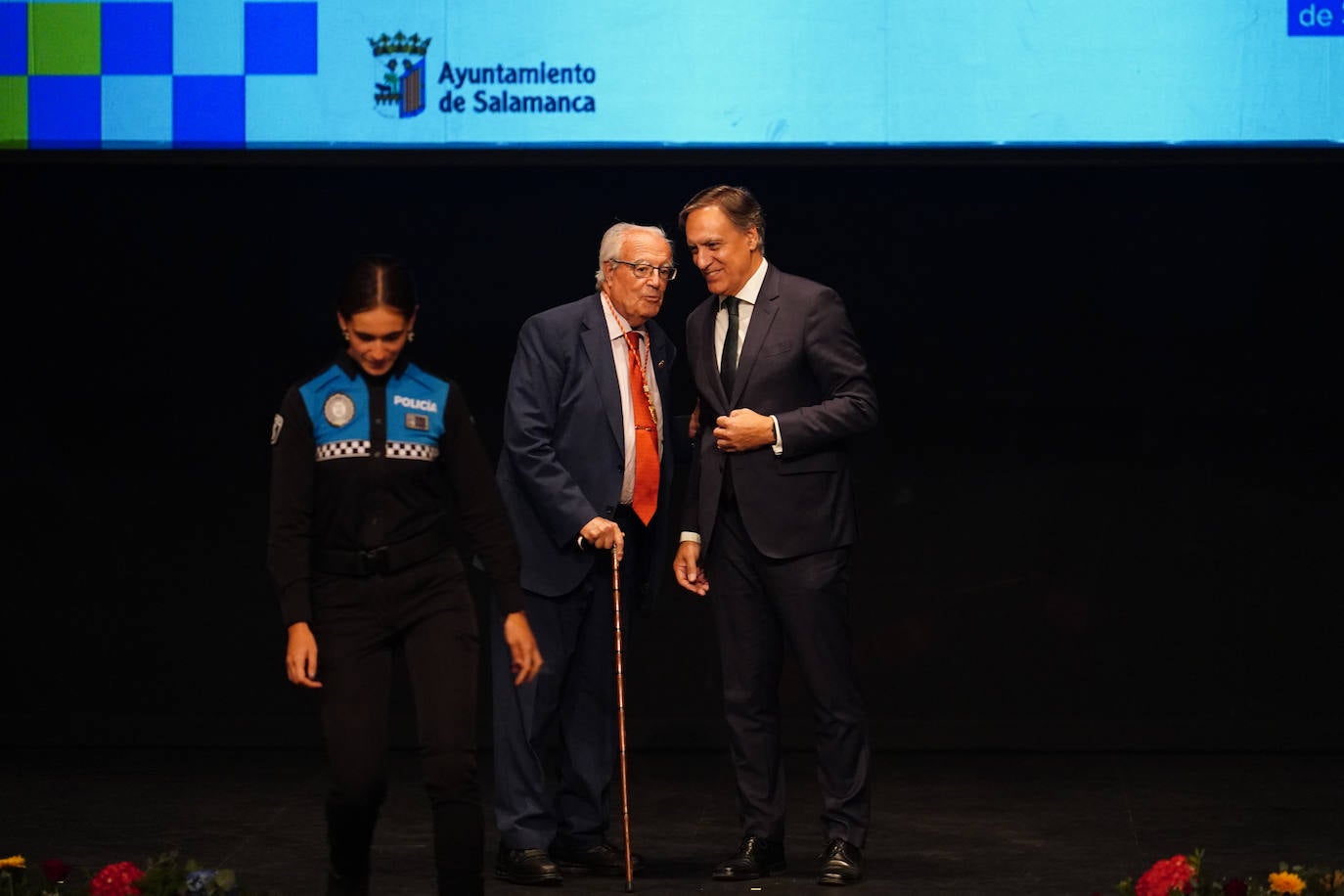 Homenaje a los que velan por la paz y el orden de la ciudad