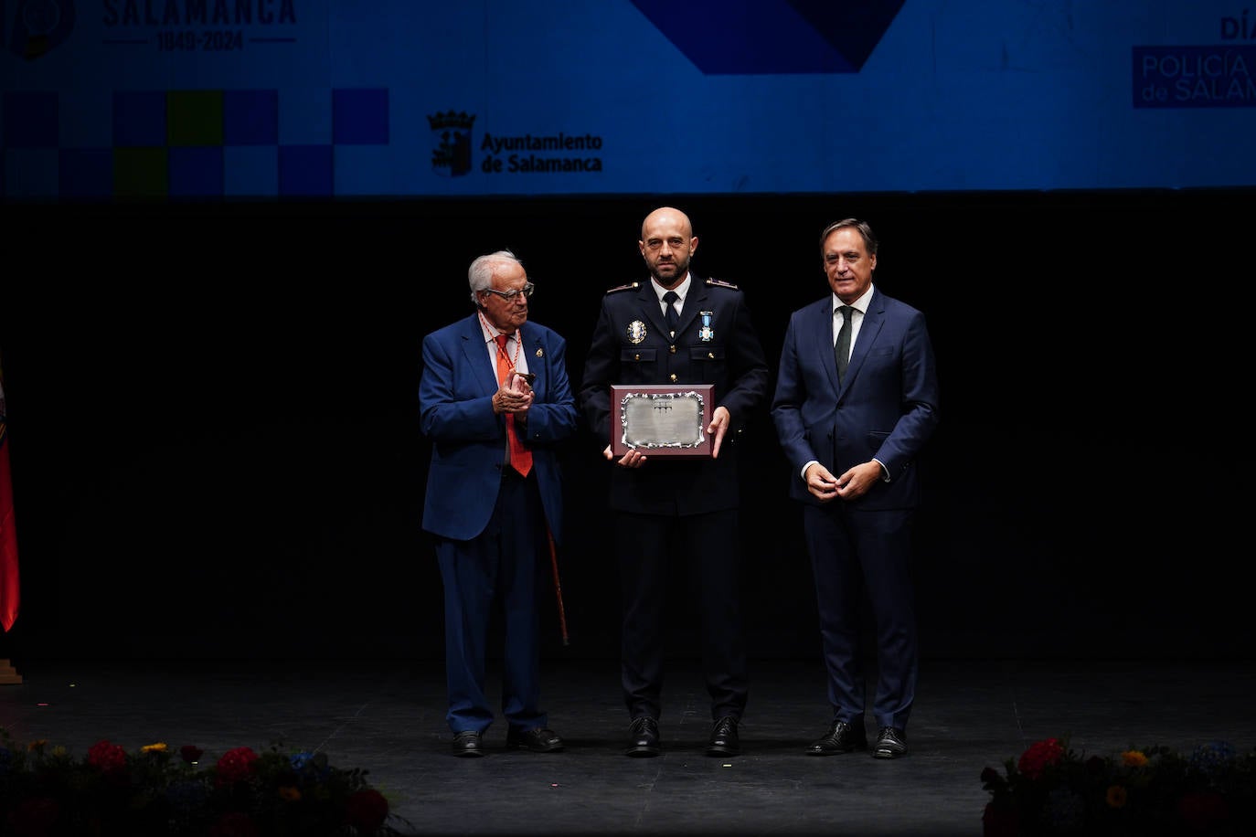 Homenaje a los que velan por la paz y el orden de la ciudad