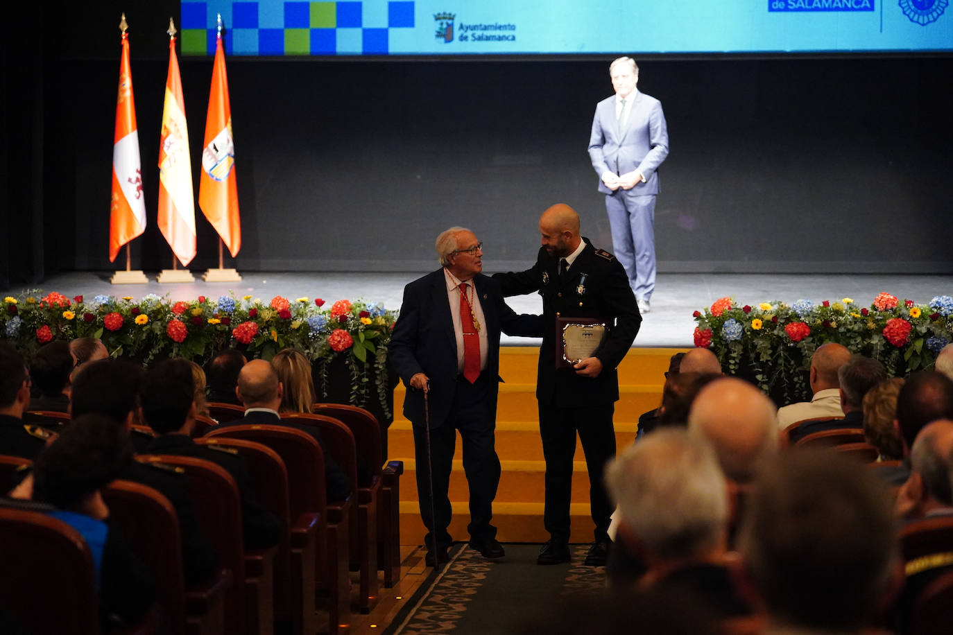 Homenaje a los que velan por la paz y el orden de la ciudad